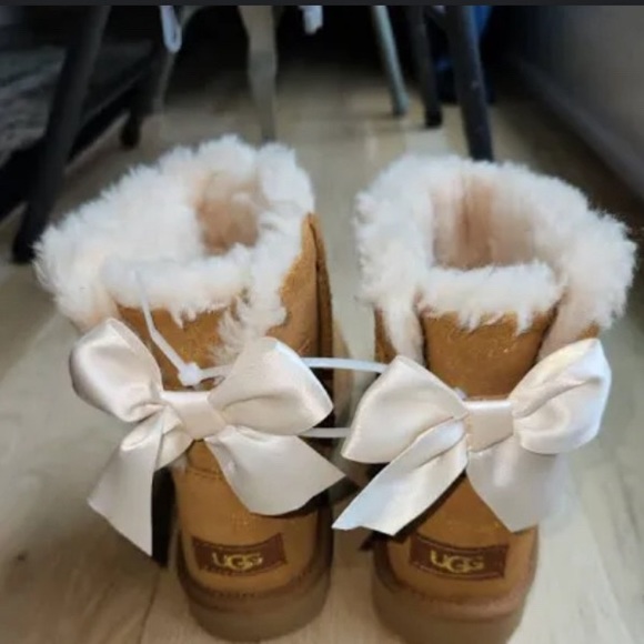 Bailey bow Uggs - Picture 1 of 3